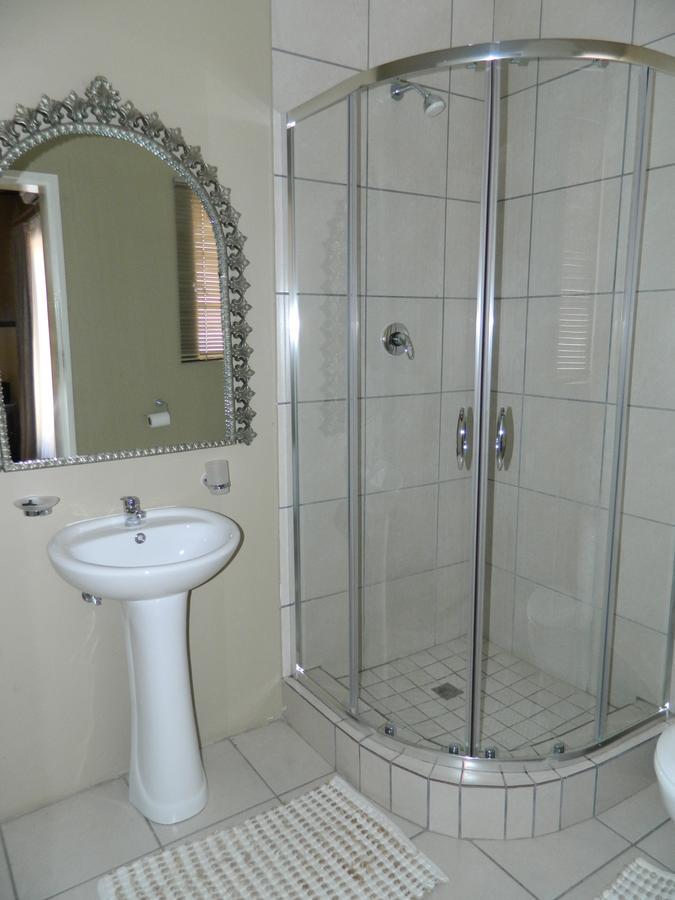Guest House Gabby Клерксдорп Экстерьер фото